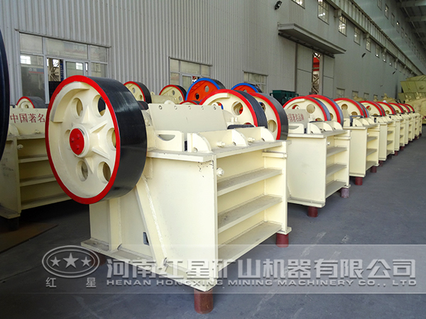 整齊的顎式破碎機(jī)生產(chǎn)車(chē)間